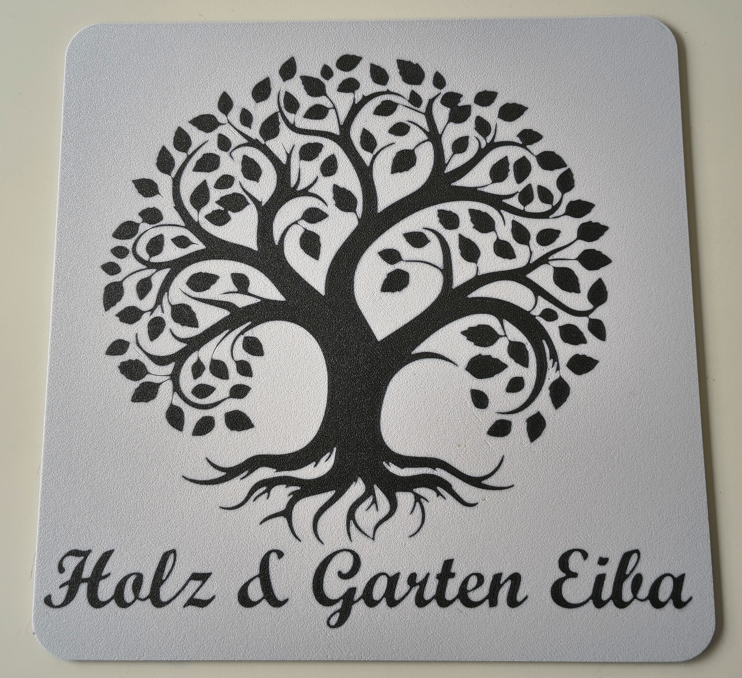 Schild mit einem Baum und dem Schriftzug Holz und Garten Eiba